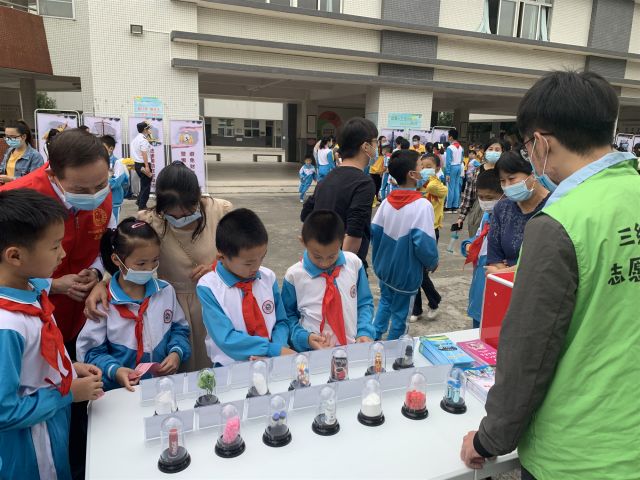 學(xué)生觀看毒品模型學(xué)習(xí)知識(shí)_副本.jpg
