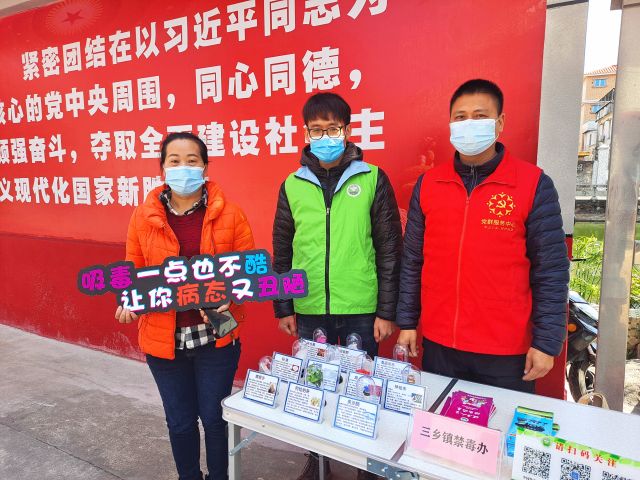 居委會工作人員、居民與禁毒社工合影.jpg