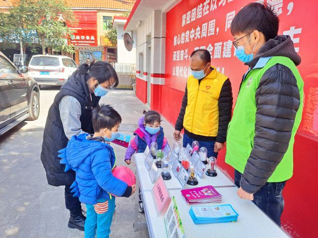 圩仔居民在宣傳攤位前駐足觀看、了解仿真毒品.jpg