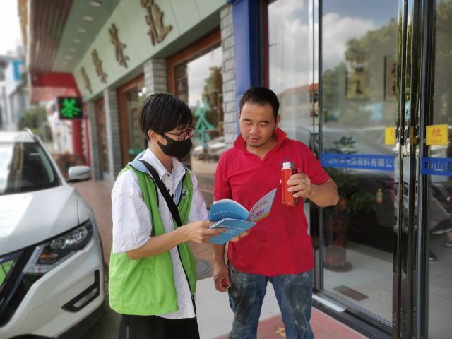三鄉(xiāng)鎮(zhèn)開展“禁毒宣傳入商鋪，全民健康我守護(hù)”親子禁毒宣傳活動圖片4.jpg