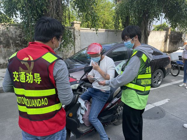 三鄉(xiāng)鎮(zhèn)開展“一盔一帶踐于行&nbsp;，安全守護不毒行”宣傳活動照片1.jpg
