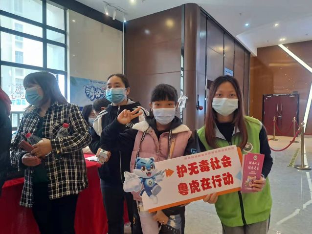 三鄉(xiāng)鎮(zhèn)開展“禁毒宣傳進(jìn)影院，禁毒知識(shí)入民心”宣傳活動(dòng)圖片2.jpg