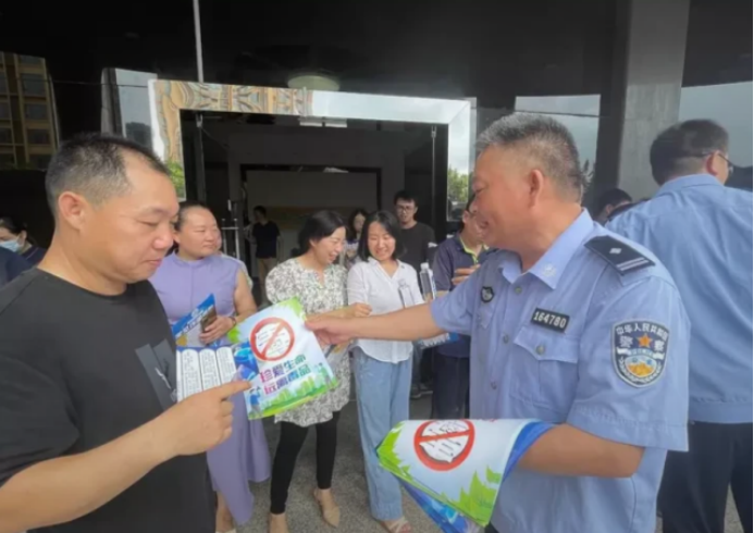 禁毒宣傳進(jìn)企業(yè)，攜手共筑防毒墻349.png